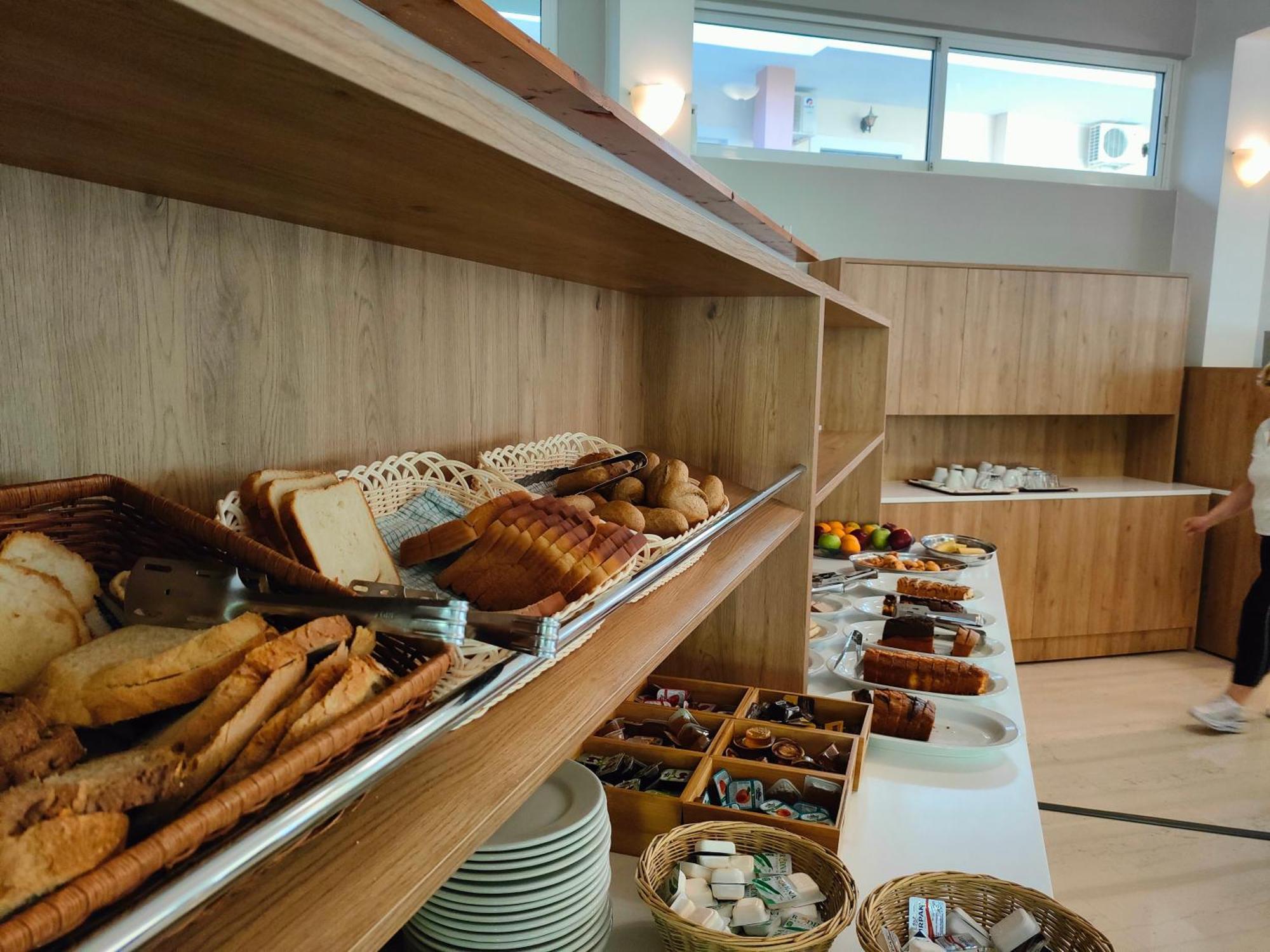 Avra Hotel 3*